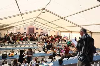 La lluvia no impide la multitudinaria comida en la calle de las fiestas del Oviedo Antiguo