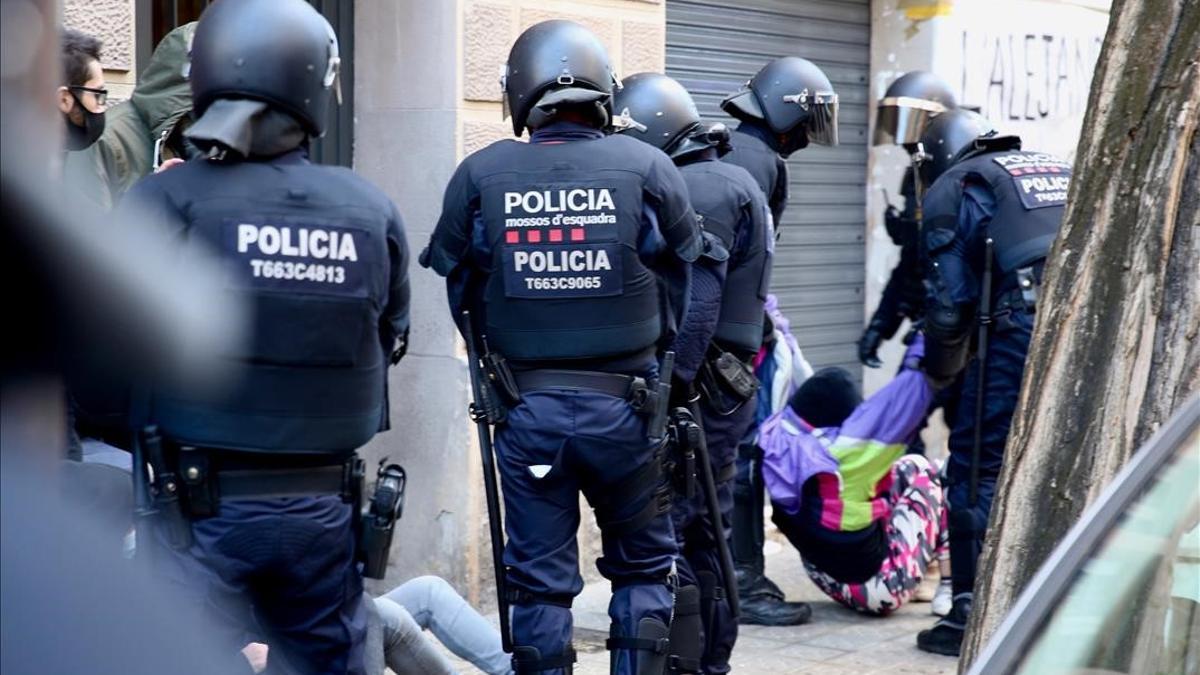 BARCELONA 10 12 2020  Barcelona   El movimiento por la vivienda de Catalunya se pronunciara delante la nueva posicion  del Gobierno espanol sobre los desalojos y la ocupacion  Y la campana  CapMesDesnonament  En la foto desalojo en la c  Trobador  44  en el (Guinardo)     FOTO de RICARD CUGAT