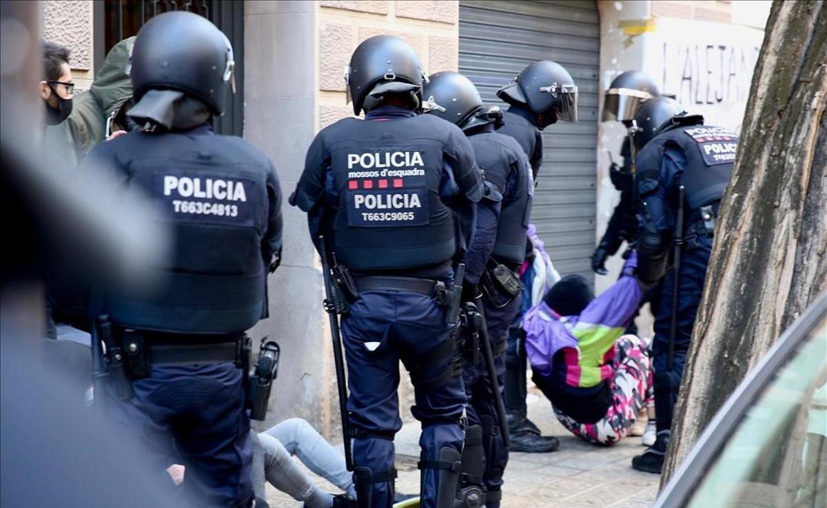 BARCELONA 10 12 2020  Barcelona   El movimiento por la vivienda de Catalunya se pronunciara delante la nueva posicion  del Gobierno espanol sobre los desalojos y la ocupacion  Y la campana  CapMesDesnonament  En la foto desalojo en la c  Trobador  44  en el (Guinardo)     FOTO de RICARD CUGAT