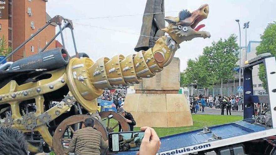 Una avería técnica obliga a remolcar el dragón y a que desfile sobre una grúa