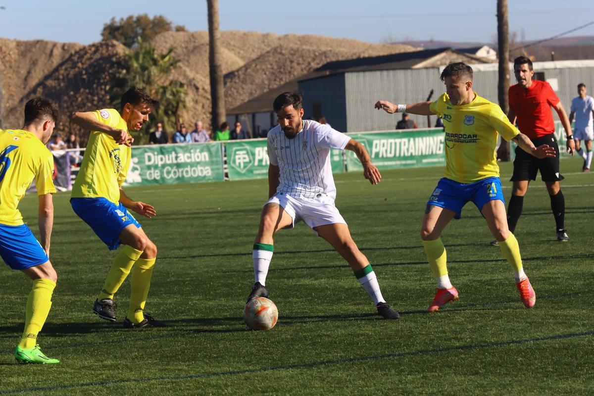 Abreu se hace con la posesión entre tres rivales durante el choque en la Ciudad Deportiva.