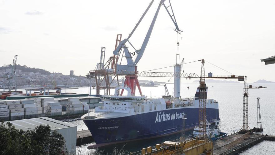 Un buque Ro-Ro, en el muelle principal de armamento de Astilleros San Enrique en Espiñeiro.