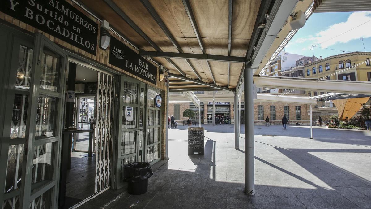 Un bar cerrado en el plaza del Mercado Central de Alicante.