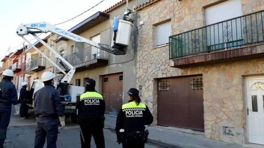 Un tècnic d&#039;Endesa custodiat per la Guàrdia Urbana de Figueres durant una desactivació.