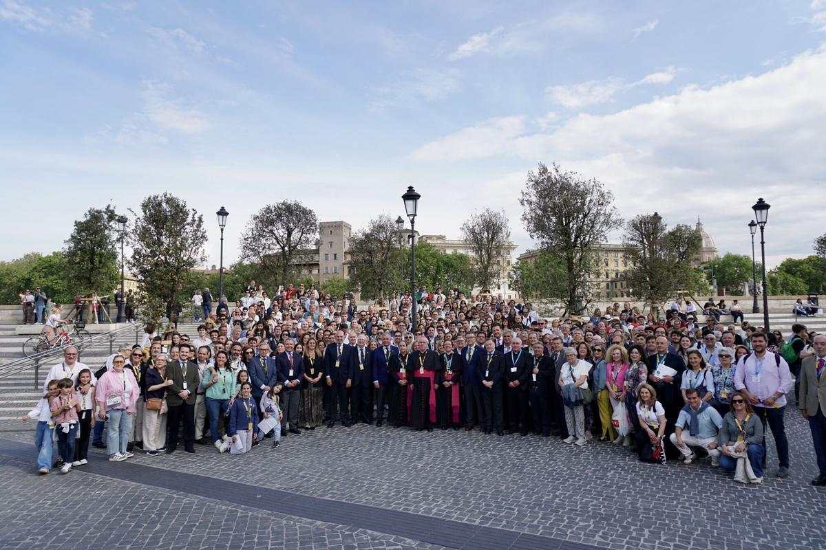 El arzobispo de Sevilla junto a un grupo de peregrinos.