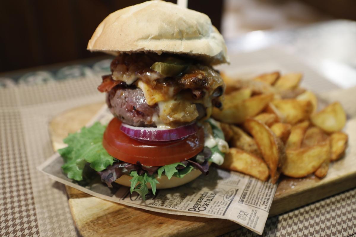 Hamburguesa del Arde Lucus: carne, bacon, queso, buen pan y aderezo secreto; y con patatas.