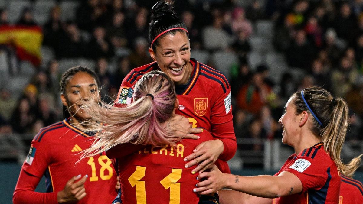 Jenni celebra con Alexia el segundo gol ante Zambia