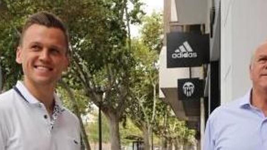 Cheryshev, junto a su representante, Ginés Carvajal, ayer en la puerta de las oficinas del club.