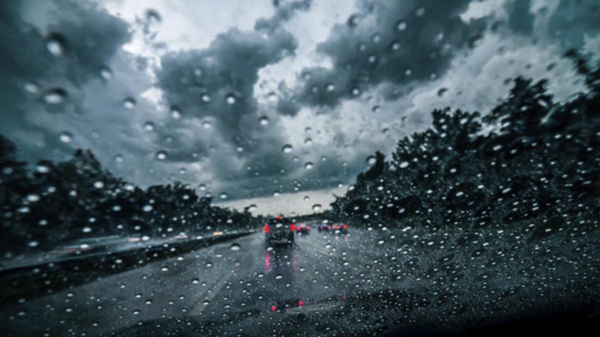 Conducir durante una tormenta es peligroso y hay que extremar las precauciones.