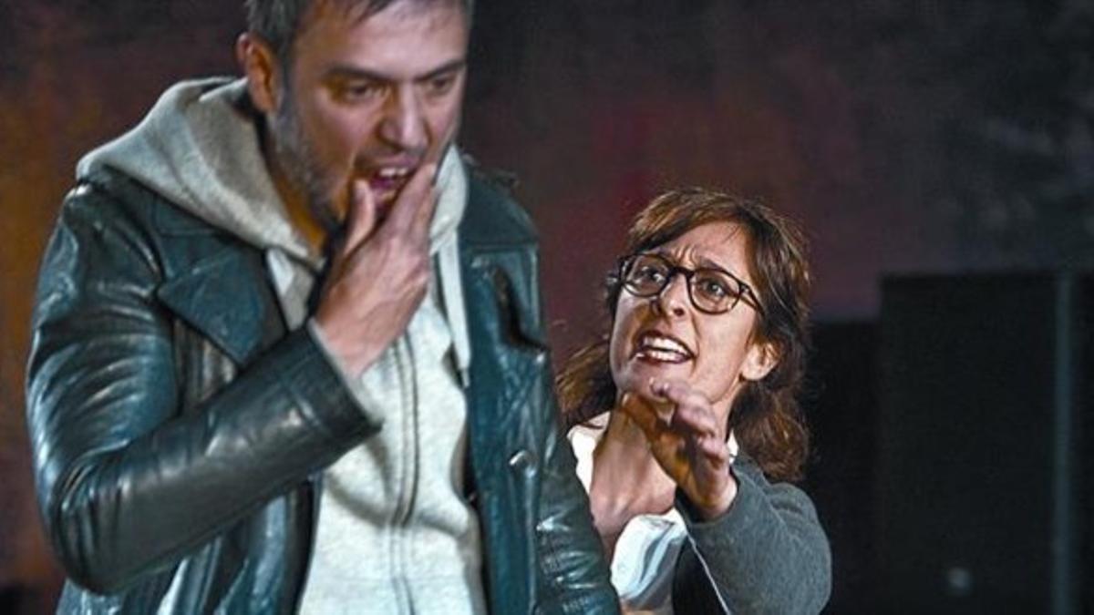 Julio Manrique y Clara Segura, en una escena de 'Incendis'.