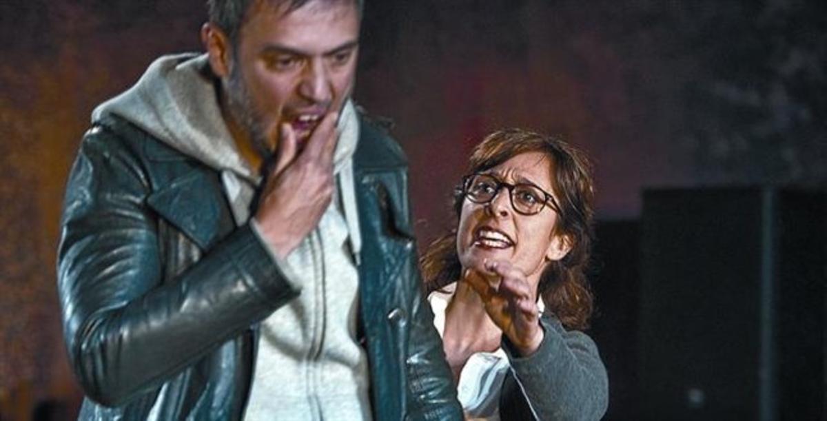 Julio Manrique, que torna a actuar en el teatre que dirigeix, i Clara Segura, en una escena d’’Incendis’.