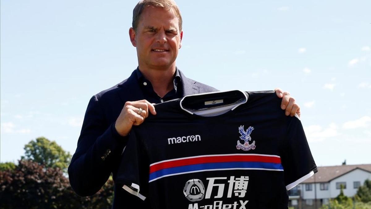 Frank de Boer posa con la segunda camiseta del Crystal Palace en su primera ornada en el club londinense.