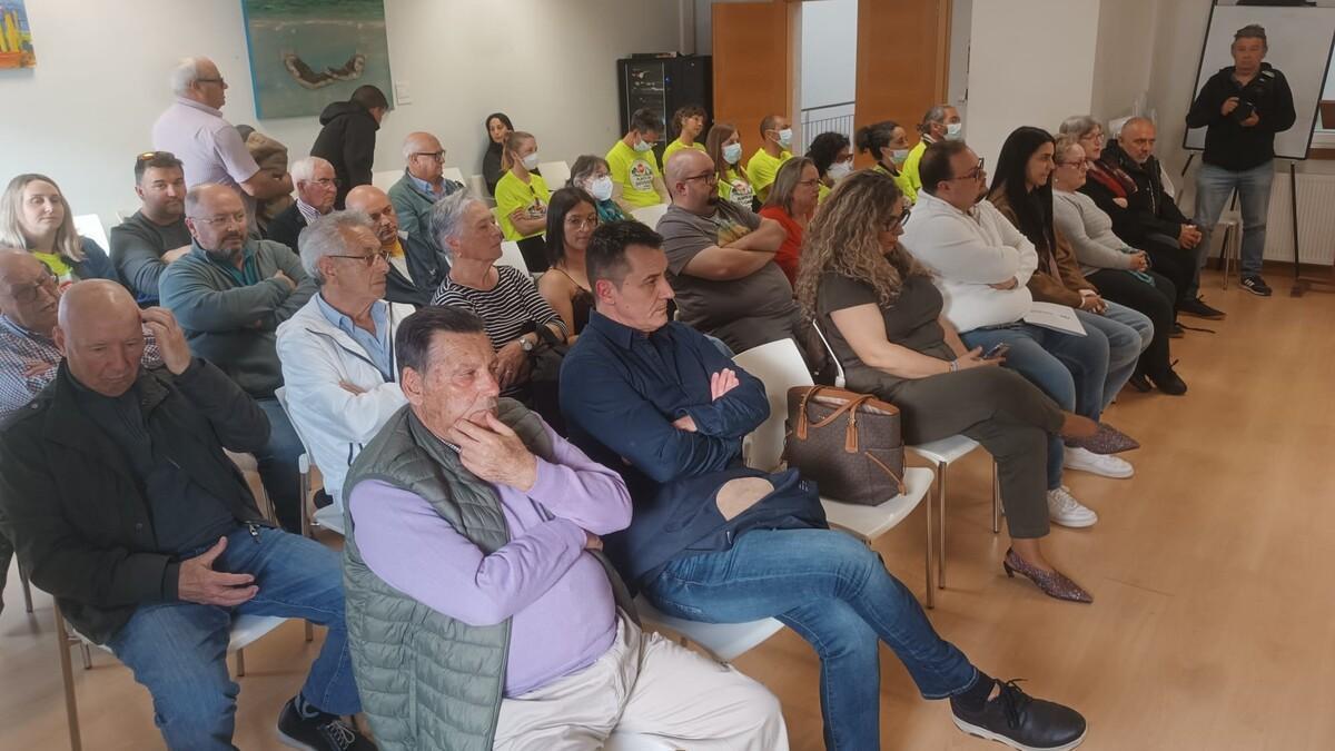 Afectados y asistentes al pleno de este jueves en el que se abordó la planta de inertes prevista en Cacheiras