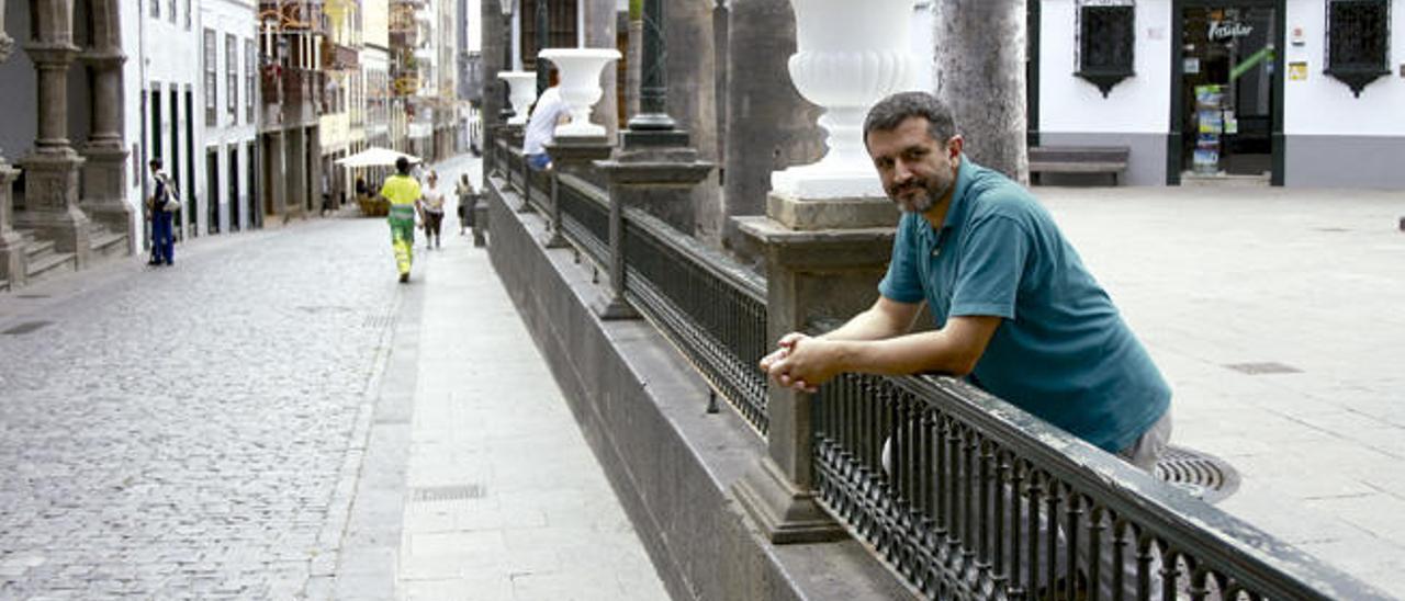 Antonio Tabares se asoma a la Calle Real de Santa Cruz de La Palma desde la Plaza de España.