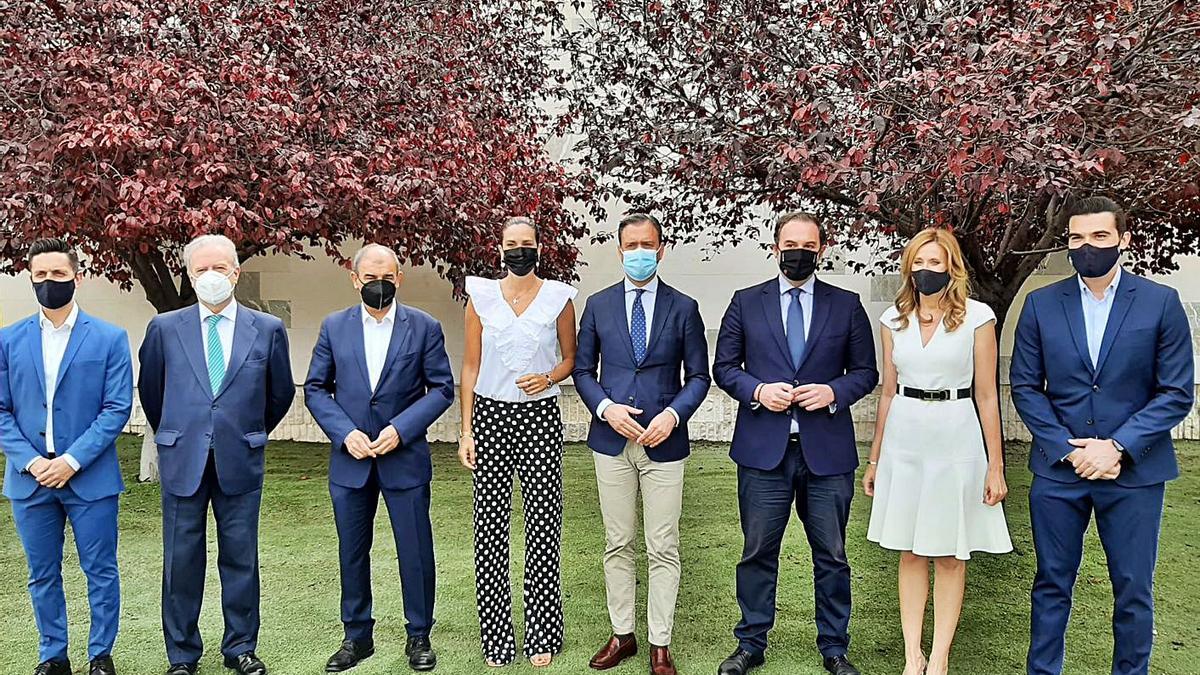 Foto de familia tras la firma del convenio que permitirá desarrollar este programa. | CARM