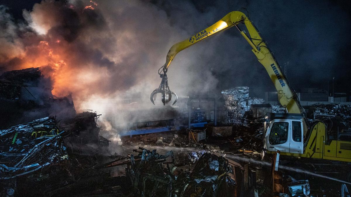 Declarado un fuego en el desguace de Ca Na Negreta