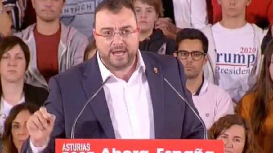 Arriba, a la derecha, el joven con la camiseta en apoyo a Trump al descubierto durante la intervención de Barbón.