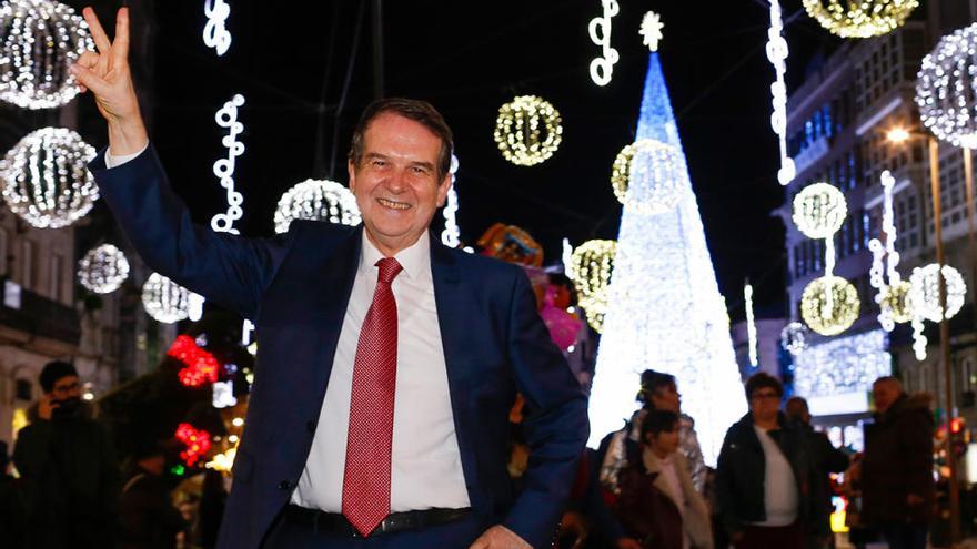 Abel Caballero ante el gran árbol de la Navidad en Vigo // R. Grobas