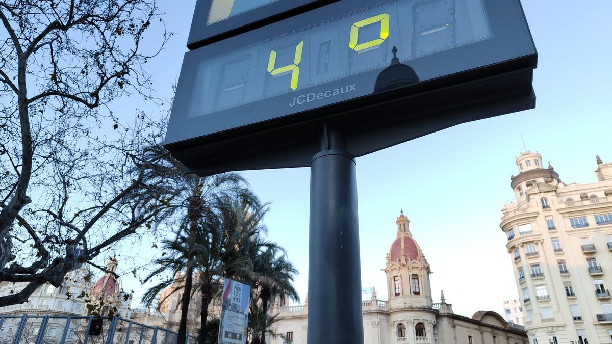 El termómetro de la Plaza del Ayuntamiento de València ha marcado 4 grados esta mañana