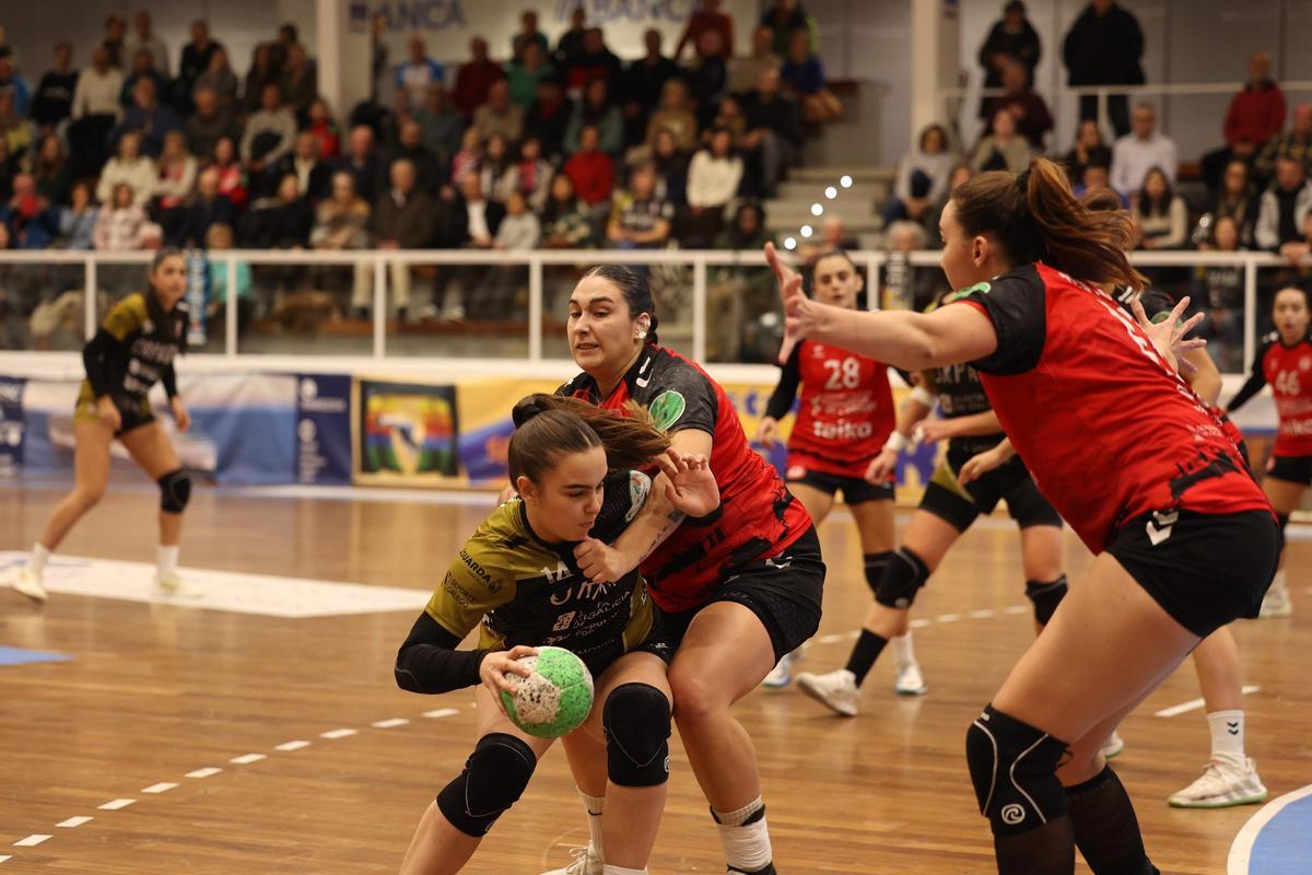 Una acción del partido disputado el 20 de diciembre en A Sangriña.