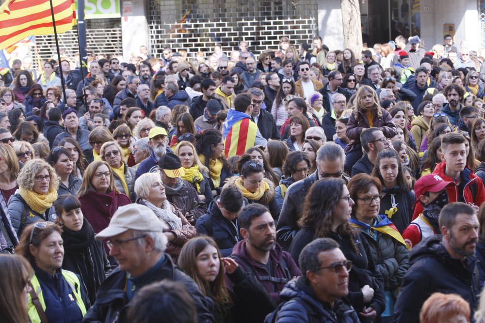 Concentració multitudinària a la seu de la Generalitat de Girona per reclamar la llibertat dels presos