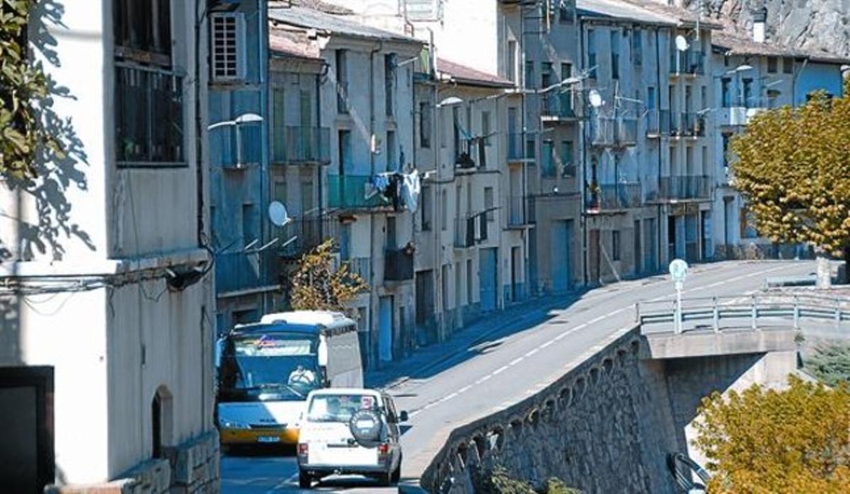 Dos vehicles es creuen, divendres, a la travessia de Gerri de la Sal, que serà substituïda per la variant.