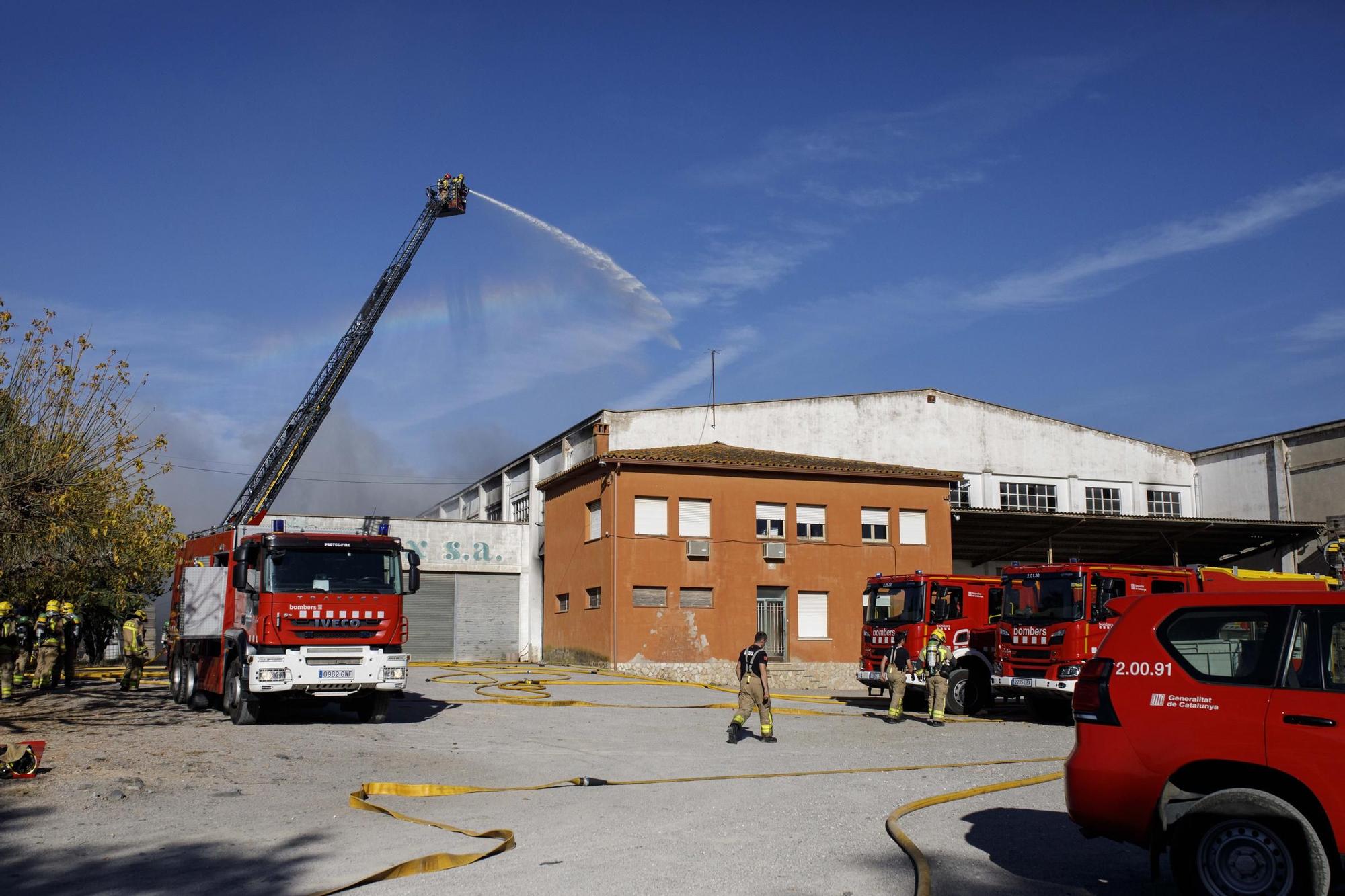 Aparatós incendi en una nau industrial a Vilobí