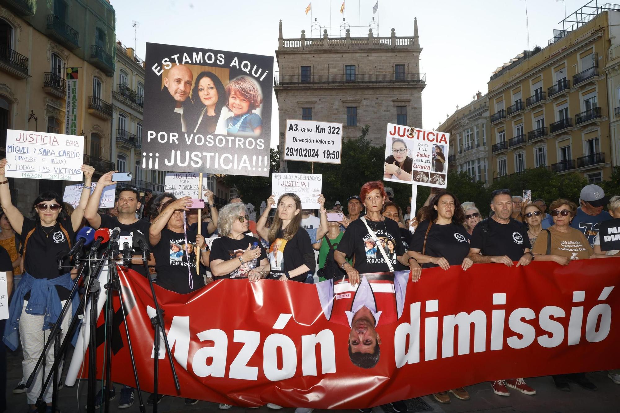 Familiares de las víctimas y afectados por la dana encabezan la manifestación del 29-M