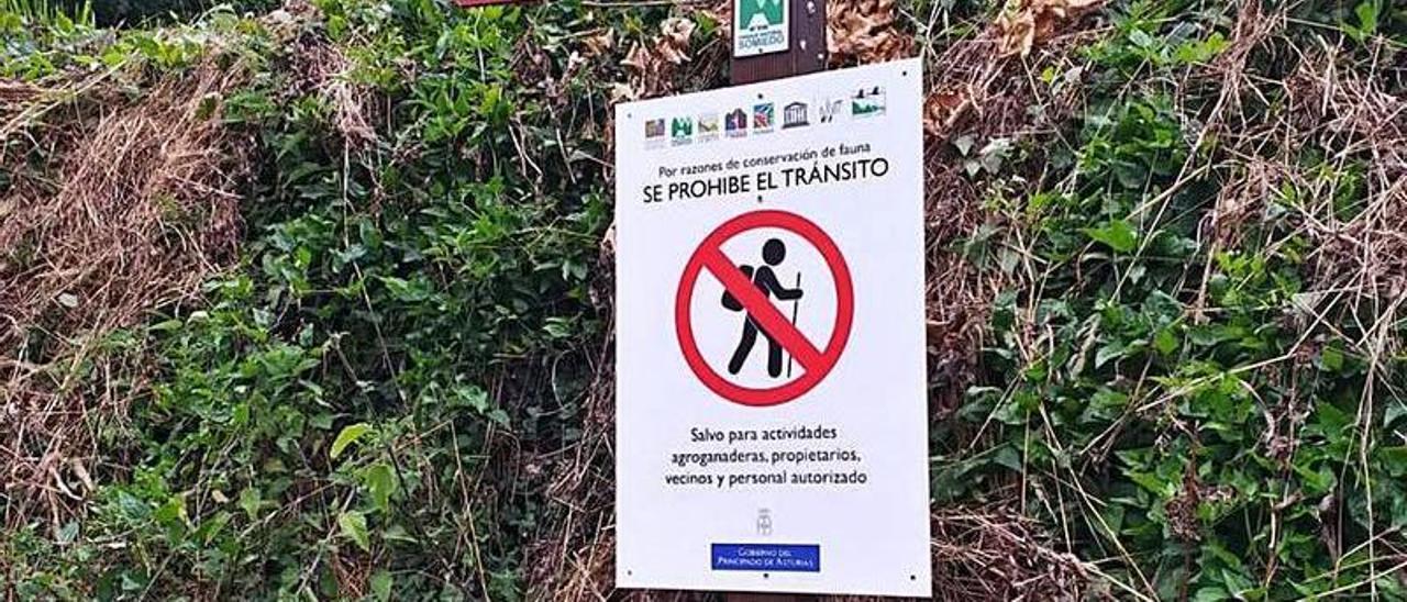 Señal colocada en el sendero entre Gúa y Caunedo que impide que lo utilicen personas, salvo propietarios y vecinos o personal del Parque.