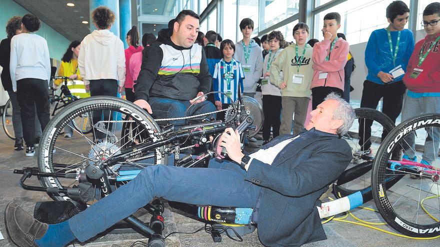 Los niños coruñeses aprenden a hacer deporte en silla de ruedas