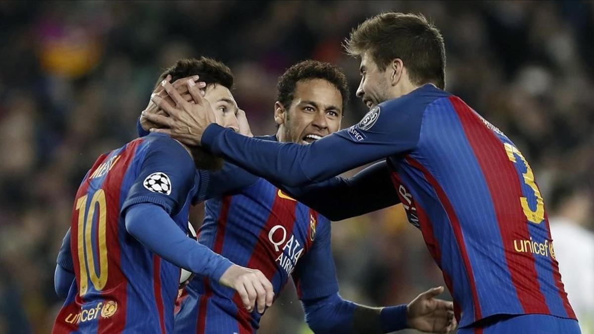 Piqué celebra con Messi y Neymar el 3-0 del Barcelona al PSG en el Camp Nou.