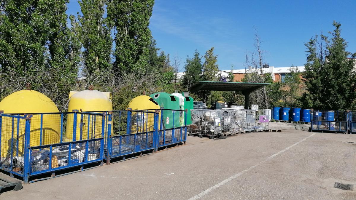 Zona de recogida y de depósito en contenedores de distintos tipos de residuos