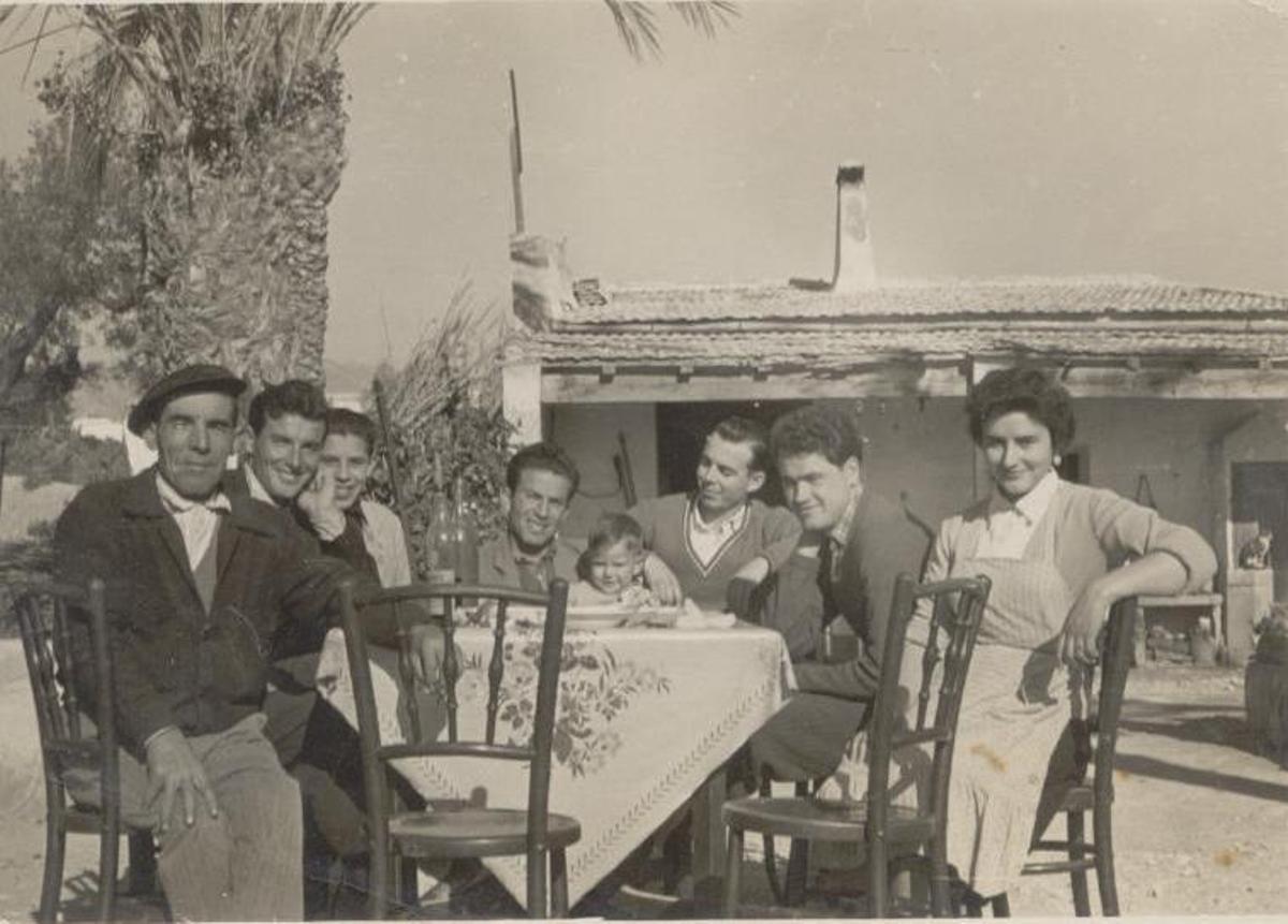 Día familiar en la canyaeta (casa de campo tradicional crevillentina) a mediados de los años 50