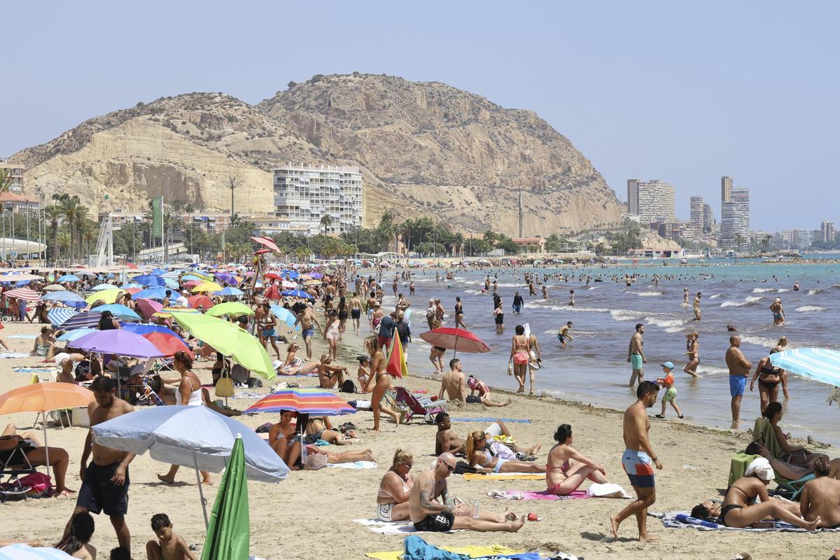 La playa del Postiguet de Alicante, este lunes, repleta de bañistas