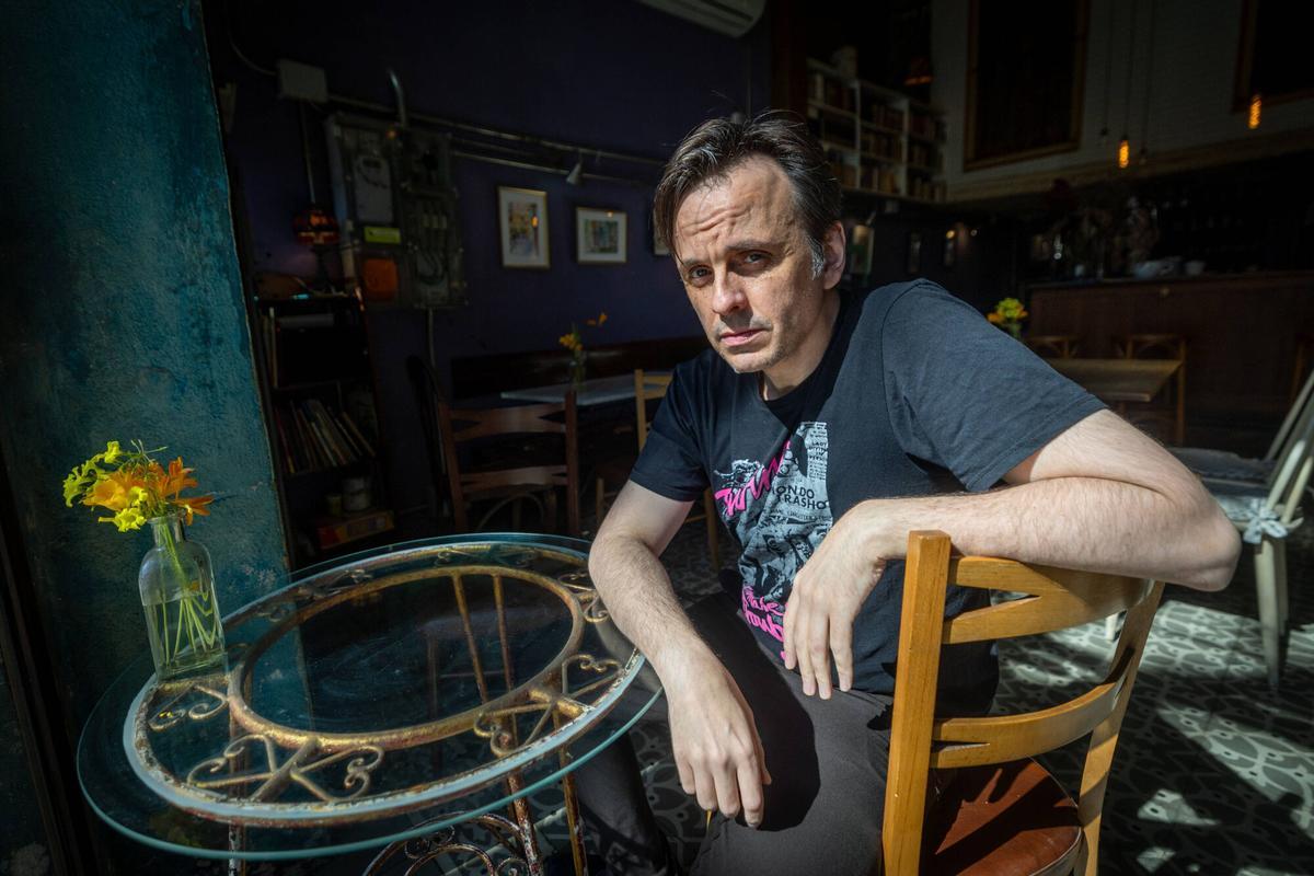 barcelona 31/03/2025 Icult. Iván Morales, que presenta en el festival D'A la película 'Esmorza amb mi', fotografiado en Barcelona. AUTOR: JORDI OTIX