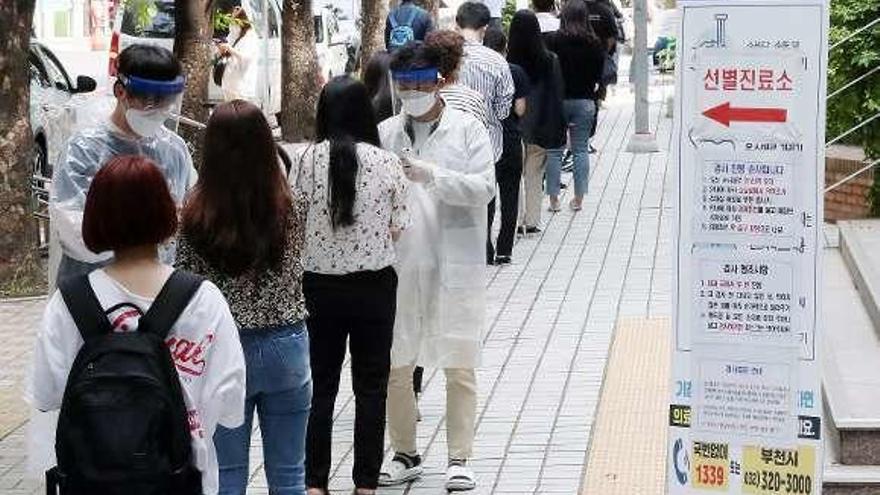 Trabajadores del centro logístico de Bucheon, uno de los focos de los nuevos contagios, se someten a pruebas de coronavirus.