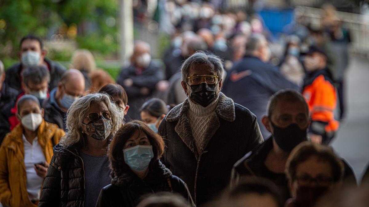 Colas de personas de entre 60 y 65 años esperando para ser vacunadas en Barcelona, este lunes.