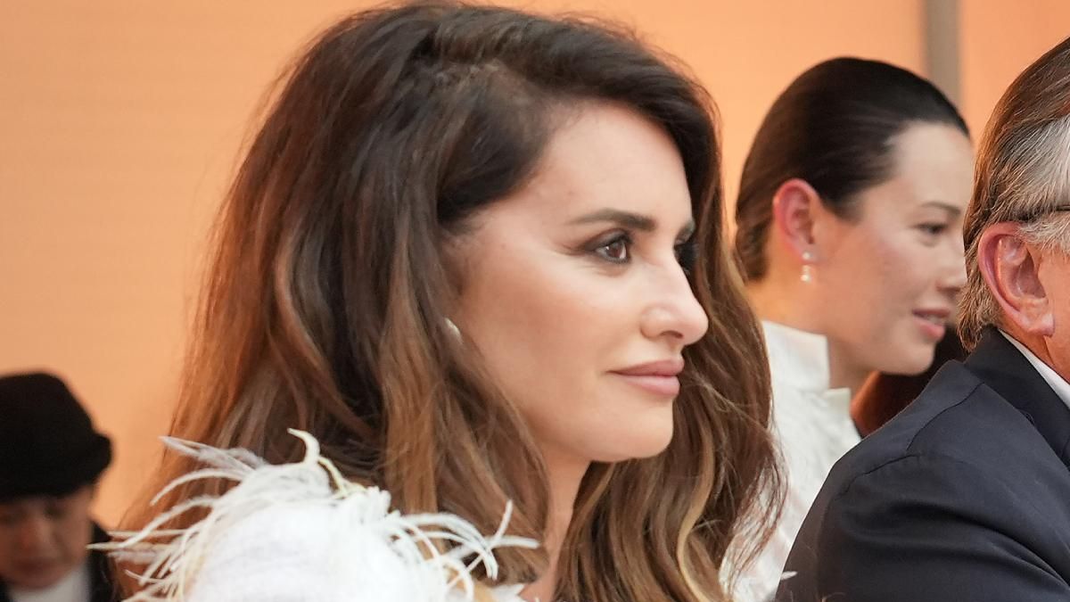 Penélope Cruz elige el 'tweed' dos piezas para el desfile de Chanel
