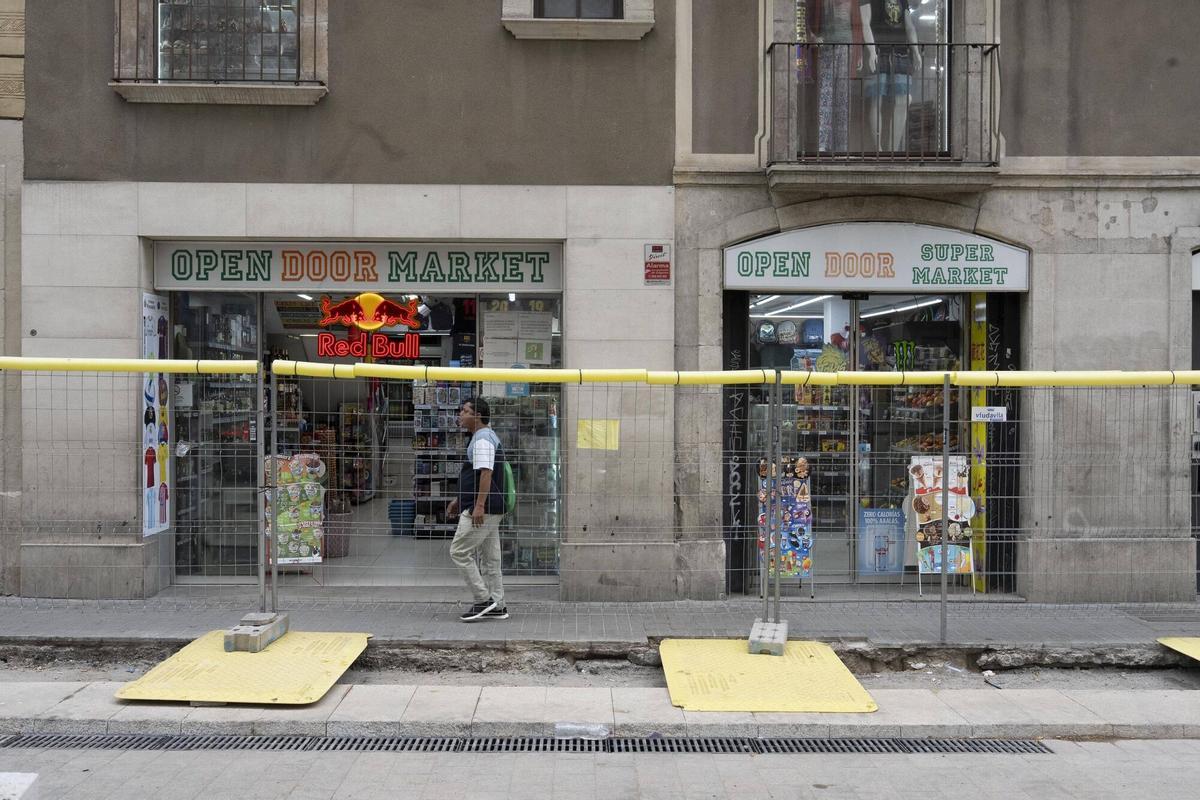 Barcelona 22/05/2025 Obras de la Rambla En la foto, obras en el lado Gòtic a la altura de la Boqueria Fotografía de Ferran Nadeu