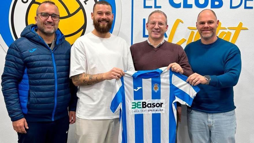 Vicent Company entre directivos del CF Gandia, en la presentación del regreso del guardameta