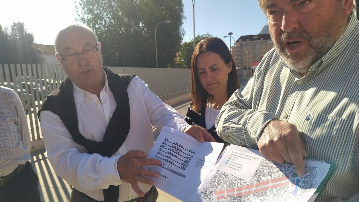 Vicent Crespo, María José García y Rafa Carrió muestran los planos del aparcamiento en altura sobre las vías del tranvía