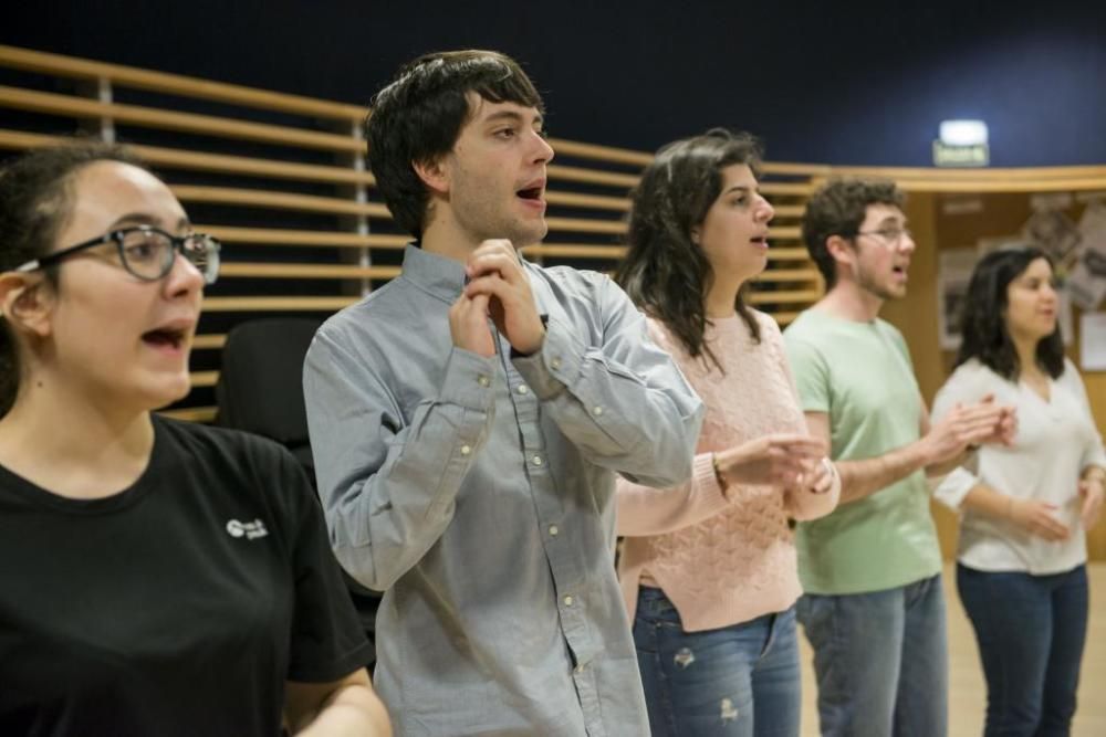 Sesión de expresión corporal en los ensayos del Joven Coro de la Fundación Princesa de Asturias