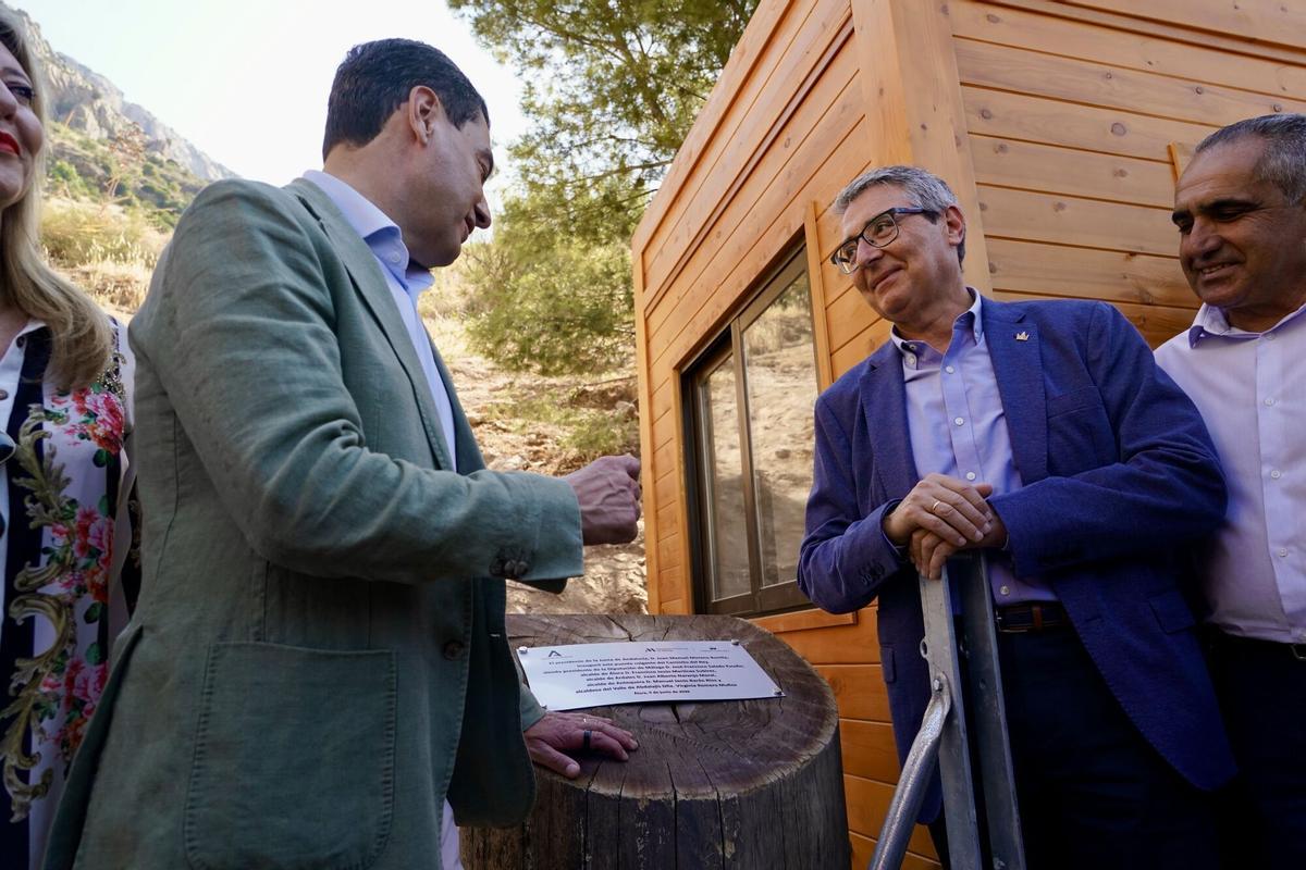 Juanma Moreno (i), acompañado por el presidente de la Diputación de Málaga, Francisco Salado (d), durante la inauguración del nuevo puente colgante del Caminito del Rey