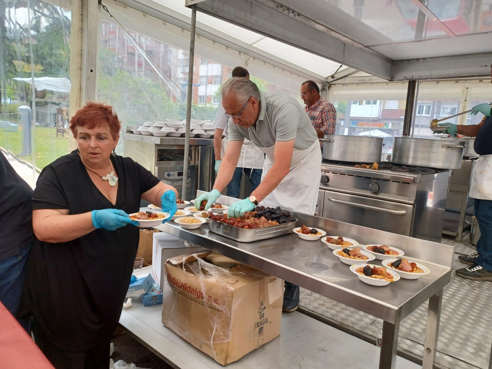 Llenazo en la comida en la calle de Posada de Llanera: "Ya era hora de poder disfrutar así"