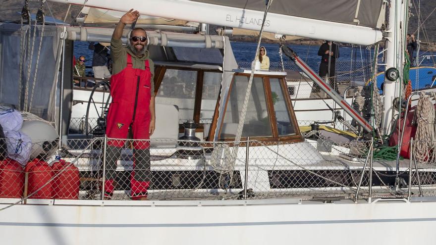 Paco Henarejos a su llegada a Cabo de Palos a bordo del velero El Holandés, ayer. | RAFAEL HORTAL