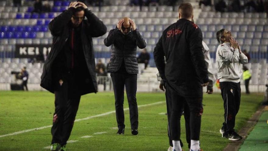 Abelardo, en segundo término, sus ayudantes y jugadores en la banda lamentan el empate del Sabadell.