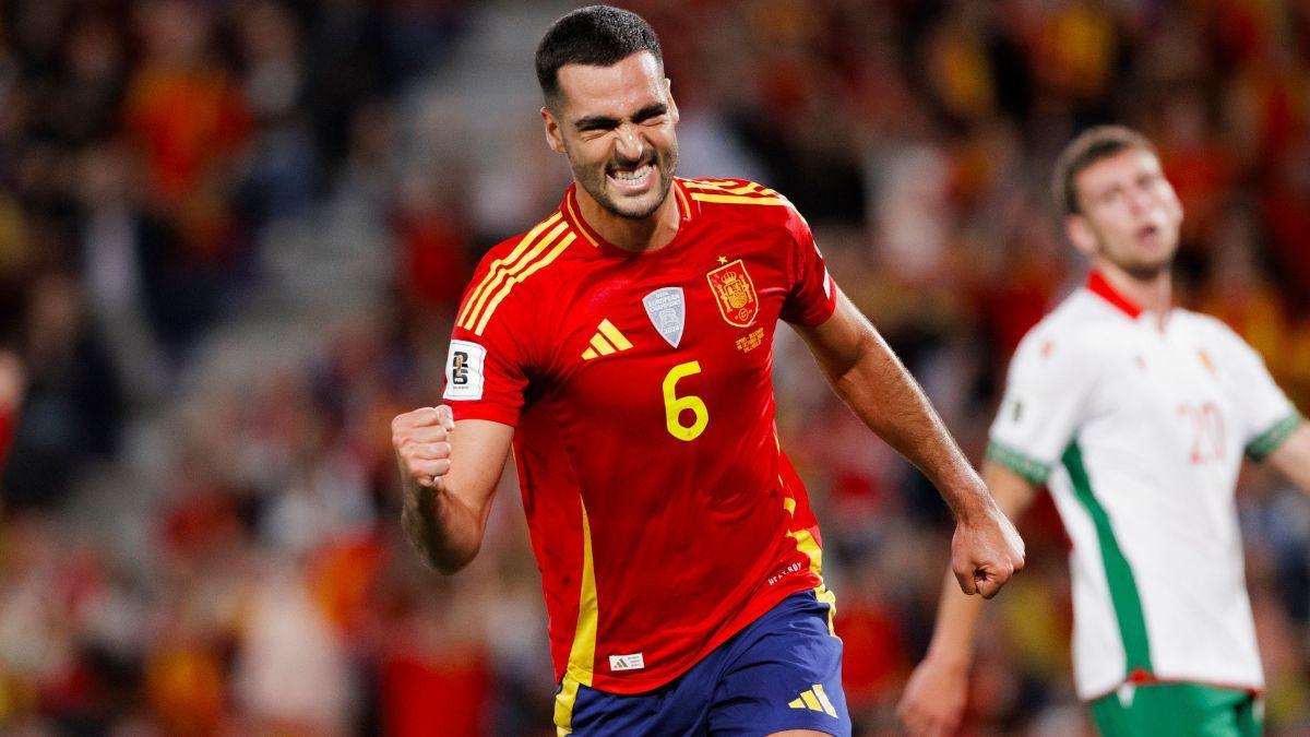 Mikel Merino jugando en la selección española