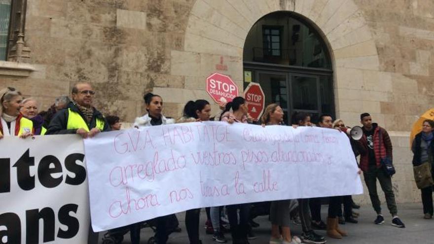 Protesta de las Hijas de la Coma ante la Generalitat