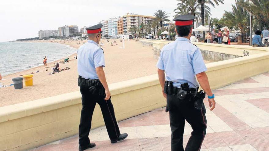 Agents dels Mossos d&#039;Esquadra patrullant a peu per la zona de s&#039;Abanell de Blanes · Carles Colomer