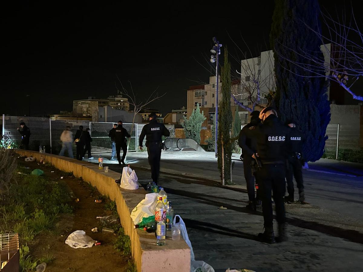 Agentes de Seguridad Ciudadana disuelven un botellón en El Molinete en Cartagena